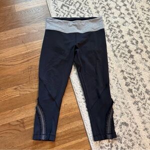 LULULEMON ATHLETICA Run Full Tilt Crop size 6 black/white w ruffle detail